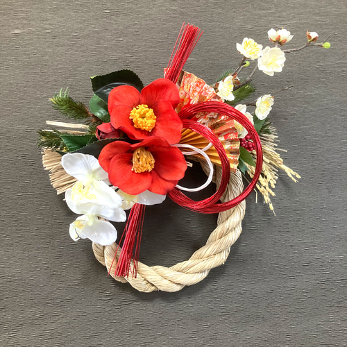 早割お正月2024】＂迎春 胡蝶蘭と赤い椿のお正月しめ縄飾り