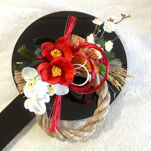 早割お正月2024】＂迎春 胡蝶蘭と赤い椿のお正月しめ縄飾り