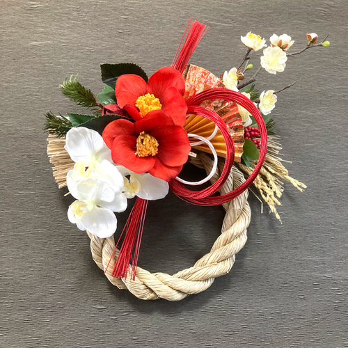 早割お正月2024】＂迎春 胡蝶蘭と赤い椿のお正月しめ縄飾り