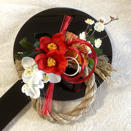 早割お正月2024】＂迎春 胡蝶蘭と赤い椿のお正月しめ縄飾り