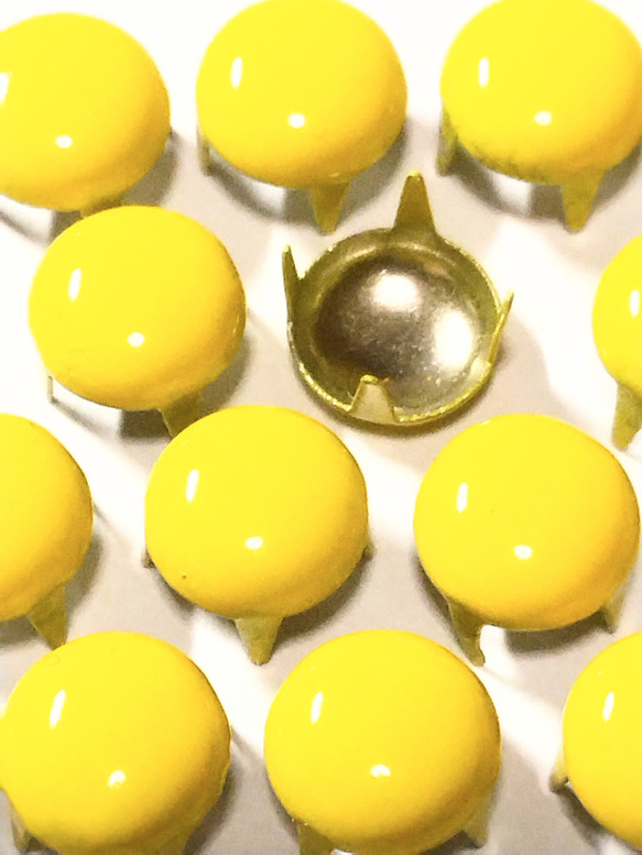 スタッズ　レザークラフト材料　鋲　円型８ミリ 　黄色　１５０個セット 送料無料 1枚目の画像