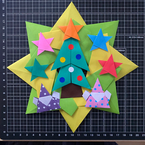 折り紙リース クリスマス クリスマスツリーとお星様とサンタさん