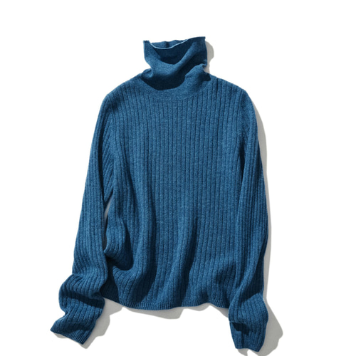 美しさだけでなく 機能性も兼ね備えるハイネック ウールニット 孔雀青