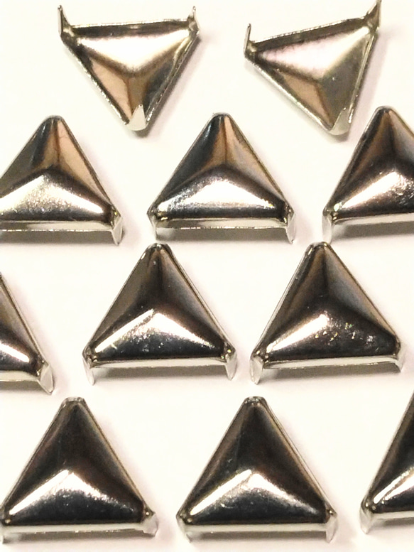 スタッズ レザークラフト 材料 三角型12ミリ 銀 150個セット