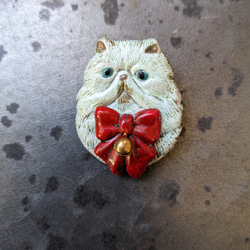 〈樹脂粘土〉リボンをつけた猫のブローチ 1枚目の画像