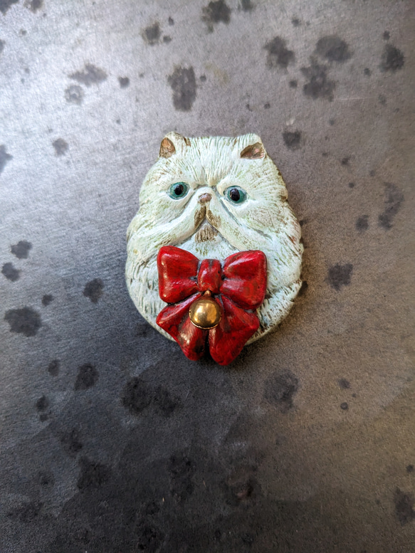 〈樹脂粘土〉リボンをつけた猫のブローチ 1枚目の画像