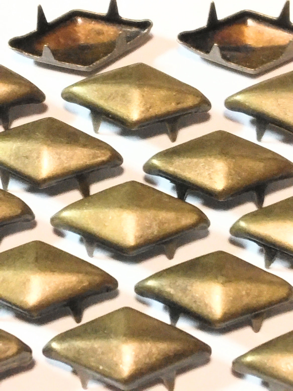 スタッズ　レザークラフト材料　真鍮製菱型1４ミリ　古銅　150個セット　送料無料 1枚目の画像