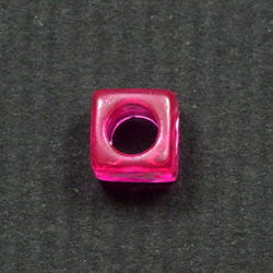 ローズ 濃いめのピンク／白文字 アルファベットビーズ レタービーズ ６ｍｍキューブ プラビーズ ５コ単位売りです 2枚目の画像