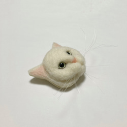 羊毛フェルト 猫ブローチ 白猫 2枚目の画像