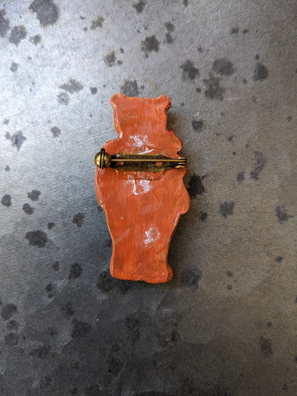〈樹脂粘土〉リボンをつけたテディベアのブローチ 2枚目の画像