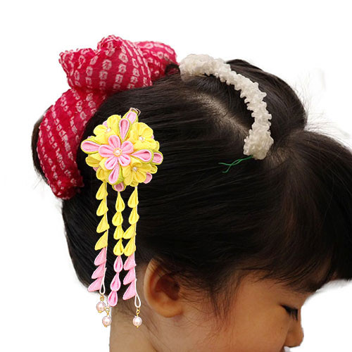 金襴や縮緬を使用した、つまみ細工の簪羽子板 ナチュラル アクリル