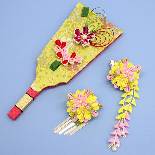 金襴や縮緬を使用した、つまみ細工の簪羽子板 ナチュラル アクリル