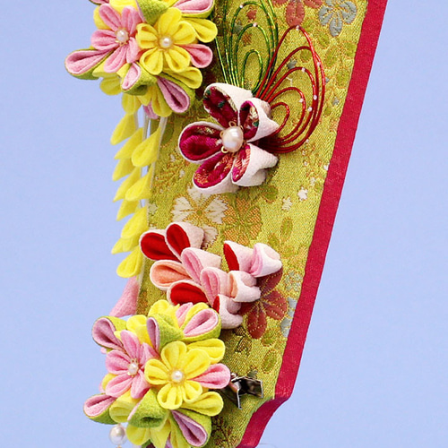 金襴や縮緬を使用した、つまみ細工の簪羽子板 ナチュラル アクリル