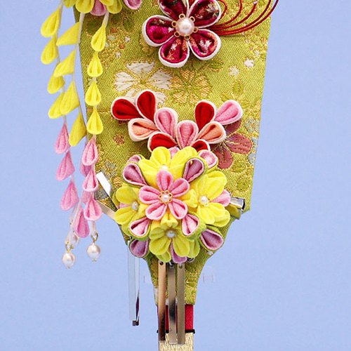 金襴や縮緬を使用した、つまみ細工の簪羽子板 ナチュラル アクリル