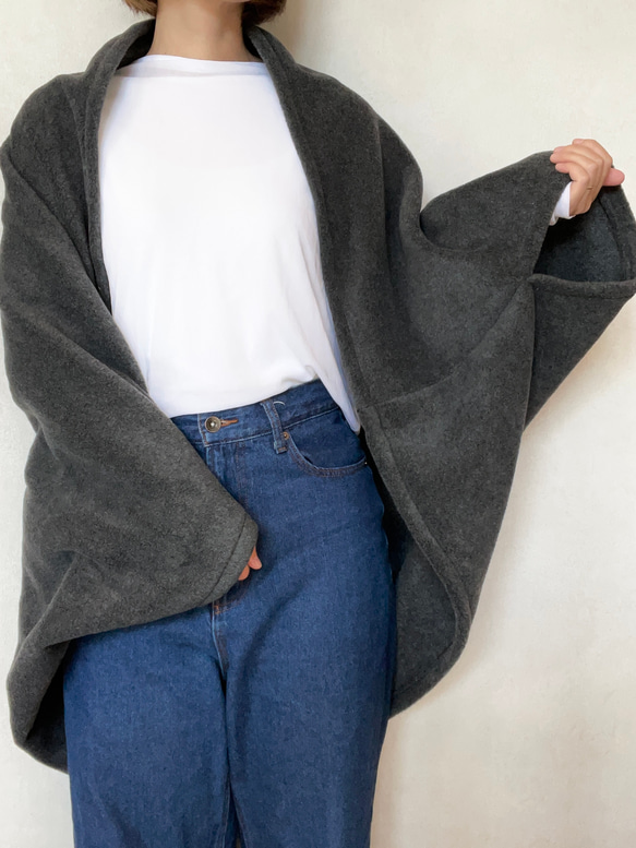受注製作 秋冬のサッと羽織れるたっぽりカーディガン チャコールグレー 3枚目の画像