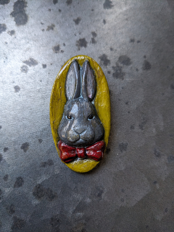 〈樹脂粘土〉リボンをつけたウサギのブローチ 1枚目の画像