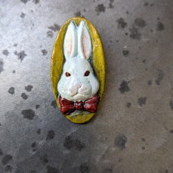 〈樹脂粘土〉リボンをつけたウサギのブローチ 1枚目の画像
