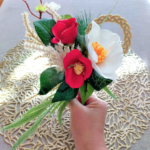 お正月/ちょこっと飾れる 小さめ紅白椿の迎春2wayテーブルブーケ/アーティフィシャル 6枚目の画像