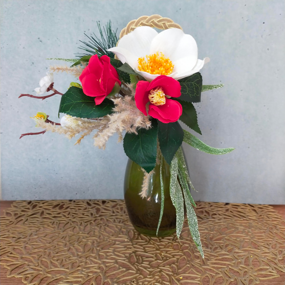 お正月/ちょこっと飾れる 小さめ紅白椿の迎春2wayテーブルブーケ/アーティフィシャル 2枚目の画像