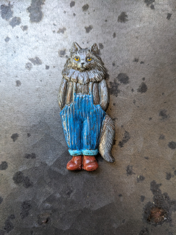 〈樹脂粘土〉オーバーオールを着た猫のブローチ 1枚目の画像