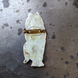 〈樹脂粘土〉オーバーオールを着た猫のブローチ 2枚目の画像