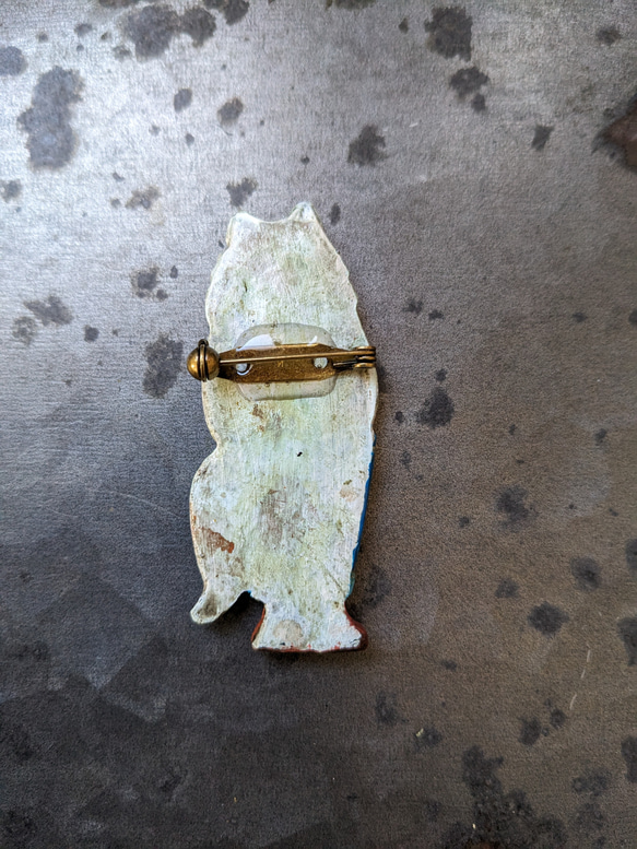 〈樹脂粘土〉オーバーオールを着た猫のブローチ 2枚目の画像