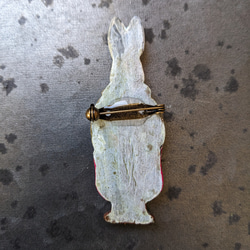 〈樹脂粘土〉オーバーオールを着たウサギのブローチ 2枚目の画像