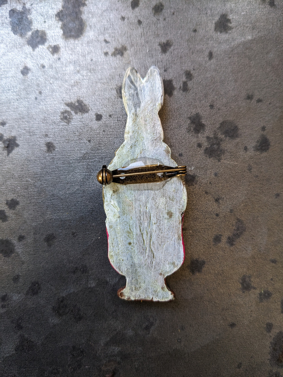 〈樹脂粘土〉オーバーオールを着たウサギのブローチ 2枚目の画像