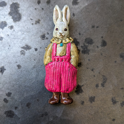 〈樹脂粘土〉オーバーオールを着たウサギのブローチ 1枚目の画像
