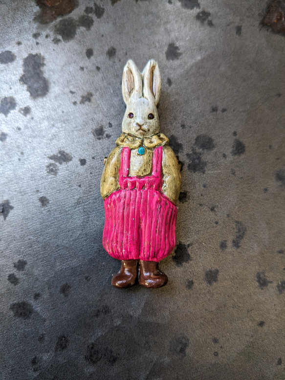 〈樹脂粘土〉オーバーオールを着たウサギのブローチ 1枚目の画像