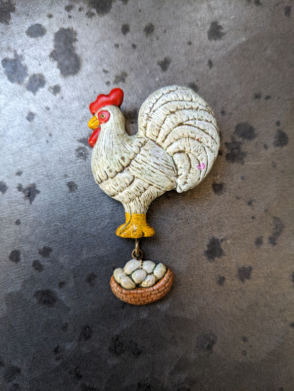〈樹脂粘土〉ニワトリと卵のブローチ 1枚目の画像