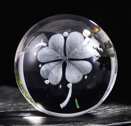 台座付　四つ葉のクローバー水晶玉  置物インテリア　お正月飾りグッズ　直径100mm直径８0mm選べる