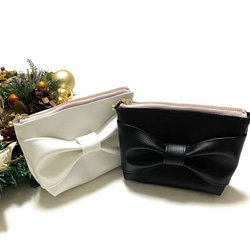 《 クリスマスコフレ2023 》限定　フェイクレザーのミニポーチ ホワイト＆ブラック　ピンクファスナー 1枚目の画像