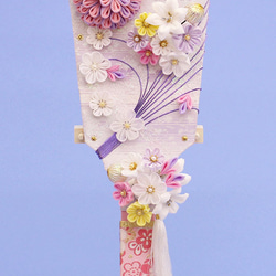 金襴や縮緬を使用した、つまみ細工の簪羽子板 ナチュラル 白桜