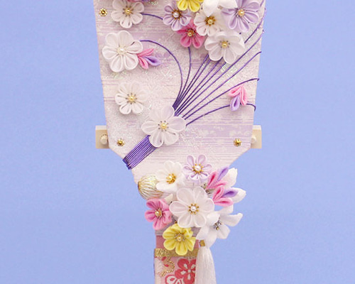 東京久月　かんざし付つまみ細工羽子板・壁掛け・間口約２４×奥行約１１×高約３３㎝ 久月 羽子板 お祝い 初正月 9号 つまみ細工 金赤花 壁掛け 額