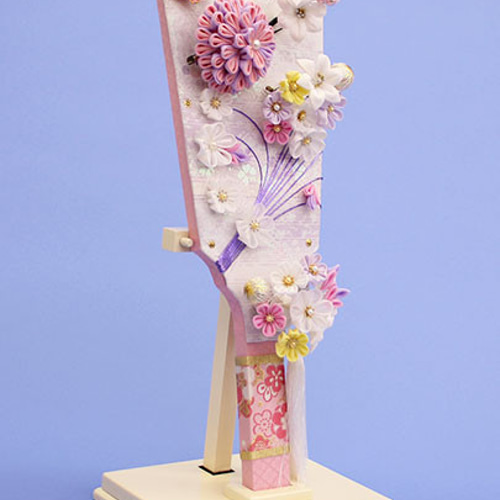 金襴や縮緬を使用した、つまみ細工の簪羽子板 flor オフホワイト