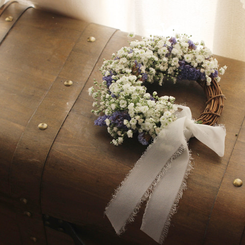 かすみ草とスターチスのフライングリース♡ かすみそうとブルースターチスのハーフリース ドライフラワー