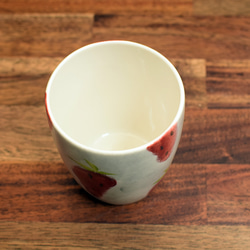 いちご×グレーのカップ 3枚目の画像