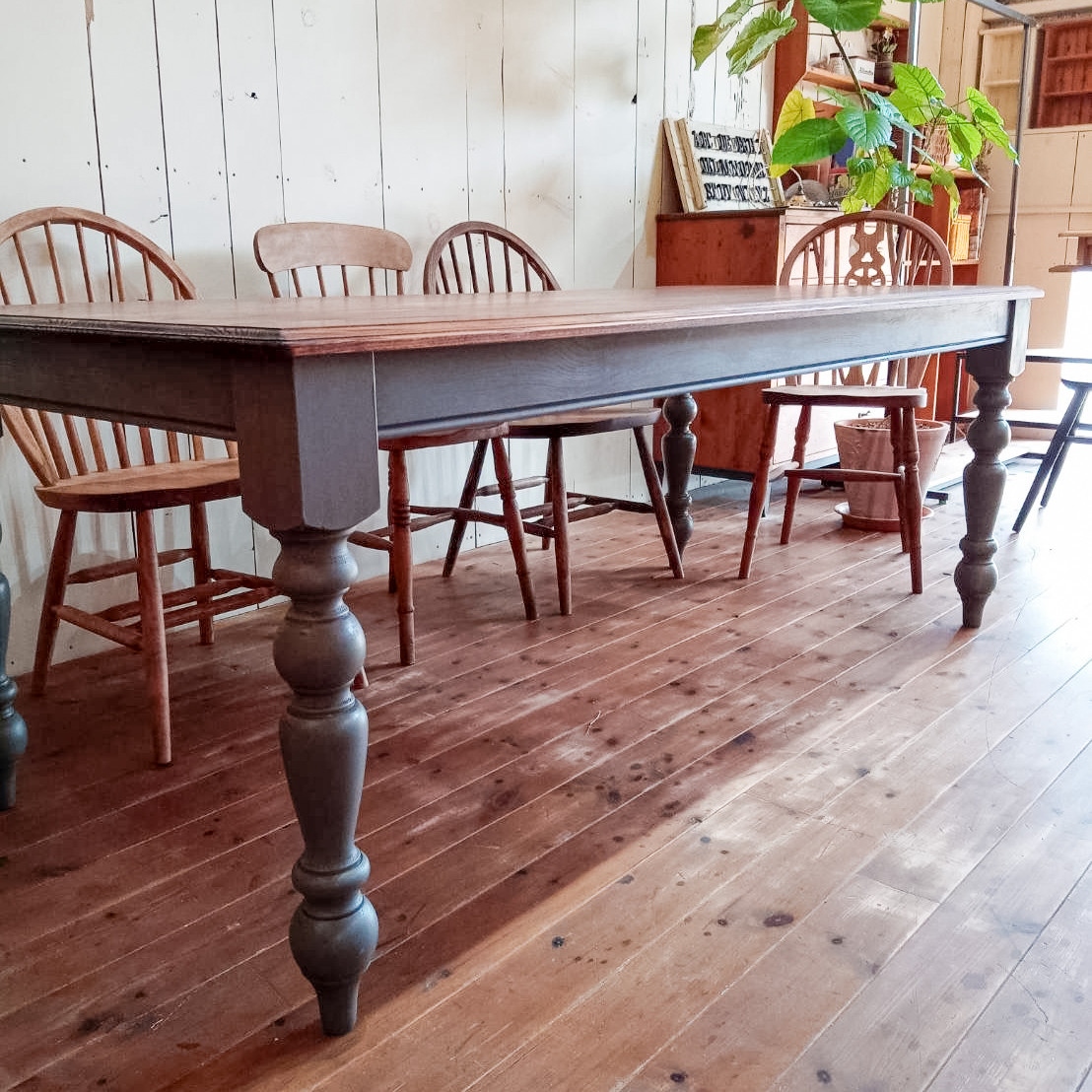 おしゃれなダイニングテーブルcountry 輸入住宅向けターンドレッグテーブル アンティーク調ろくろ足 ホワイトアッシュ