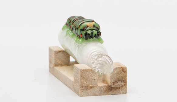 キアゲハの幼虫のガラスペン(ペンスタンド付き) 5枚目の画像