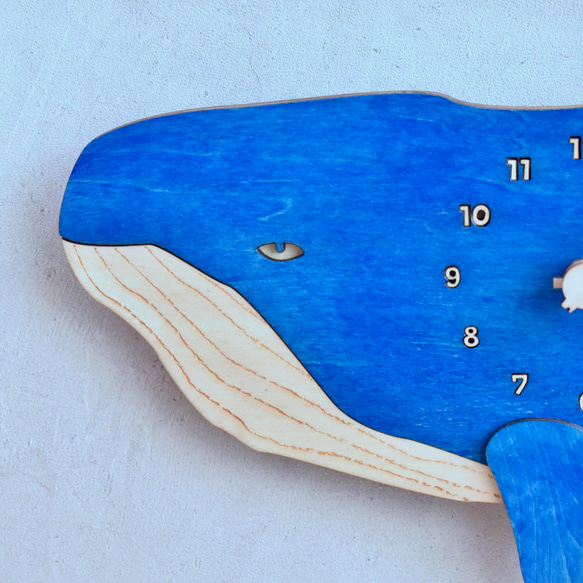 碧きナガスクジラが宇宙を泳ぐ＊レギュラーサイズ 時計 木製 掛け時計 3枚目の画像