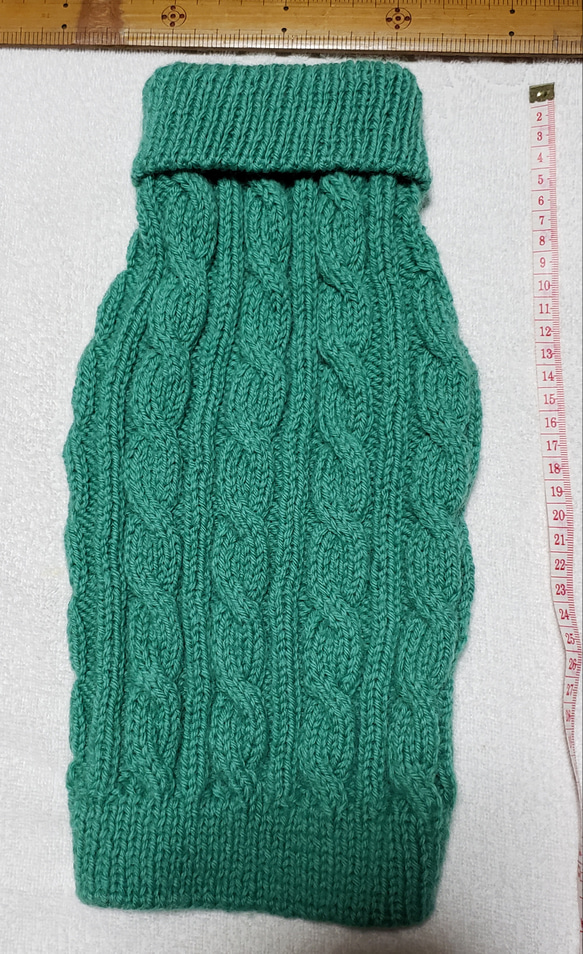 〈お年玉セール〉下記より2割引❤️犬用　手編み　緑のとっくり襟縄編みセーター 2枚目の画像