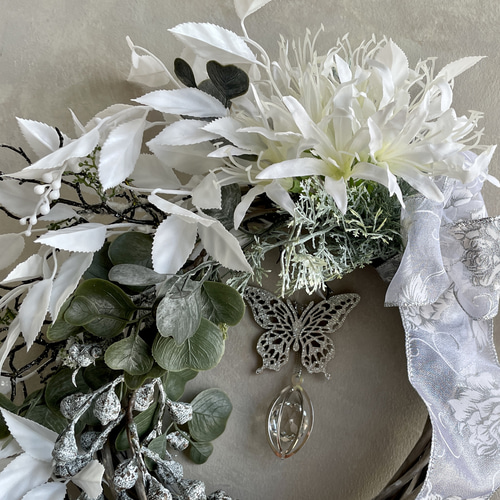 クリスマスリース シルバーとホワイトの輝き クリスマスギフト アートフラワー ホワイトクリスマスのリース シルバー グレイッシュ アーティ