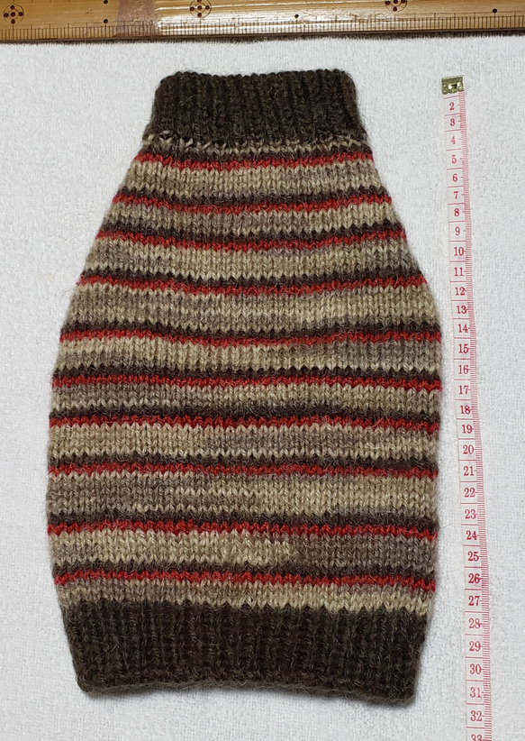〈お年玉セール〉下記より2割引❤️犬用　手編み　焦げ茶、赤、薄茶しましま模様セーター 2枚目の画像