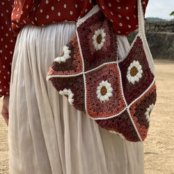 お花モチーフの編み物ハンドバッグ　冬にぴったり⛄ 3枚目の画像