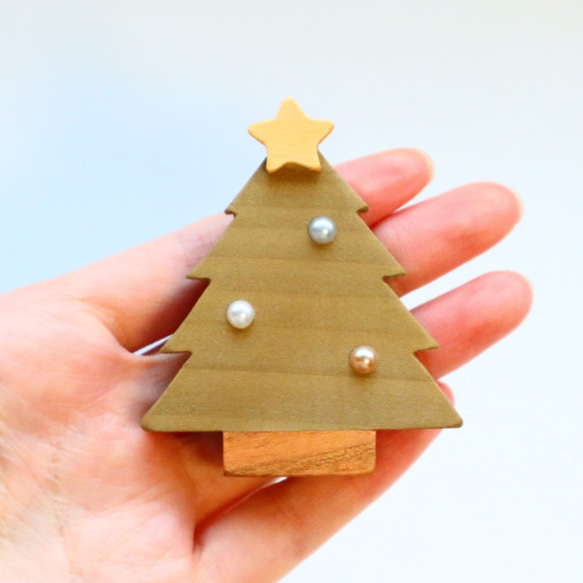 手のひらサイズのクリスマスツリー(単品)　木製置物・冬の季節飾り　国産無垢材使用　 1枚目の画像
