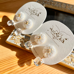 ビーズ刺繍のお花ピアス ホワイト 4枚目の画像