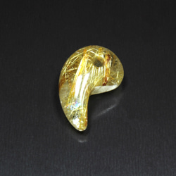 【珍しいカラー】一点物 ゴールドタイガー ミックスルチルクォーツ 勾玉 Ｍｒ１２２ 虹入り水晶のお守り天然石 ギフト 1枚目の画像