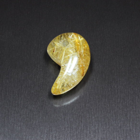 【珍しいカラー】一点物 ゴールドタイガー ミックスルチルクォーツ 勾玉 Ｍｒ１２２ 虹入り水晶のお守り天然石 ギフト 18枚目の画像