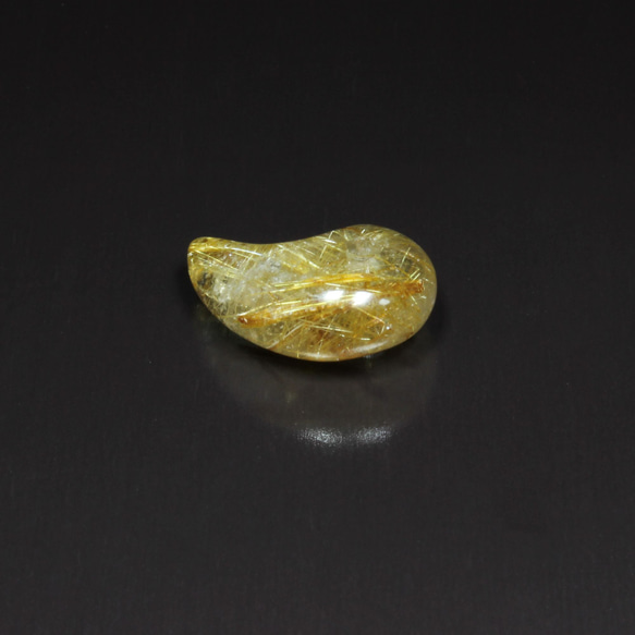 【珍しいカラー】一点物 ゴールドタイガー ミックスルチルクォーツ 勾玉 Ｍｒ１２２ 虹入り水晶のお守り天然石 ギフト 9枚目の画像